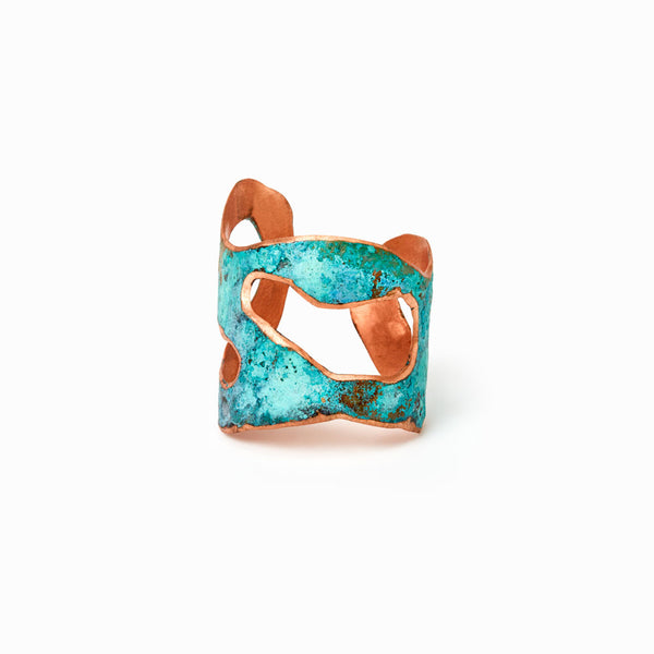 Minimes Ring by Elke Van Dyke—bold sculptural form and raw elegance. A handcrafted statement ring inspired by place and design. Front view.