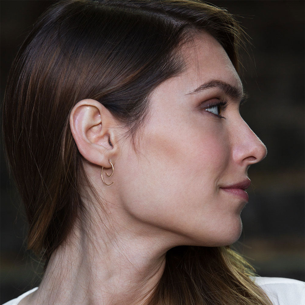 Elke Van Dyke Design Rose Gold Spiral Hoop Threader Earrings on model's right ear